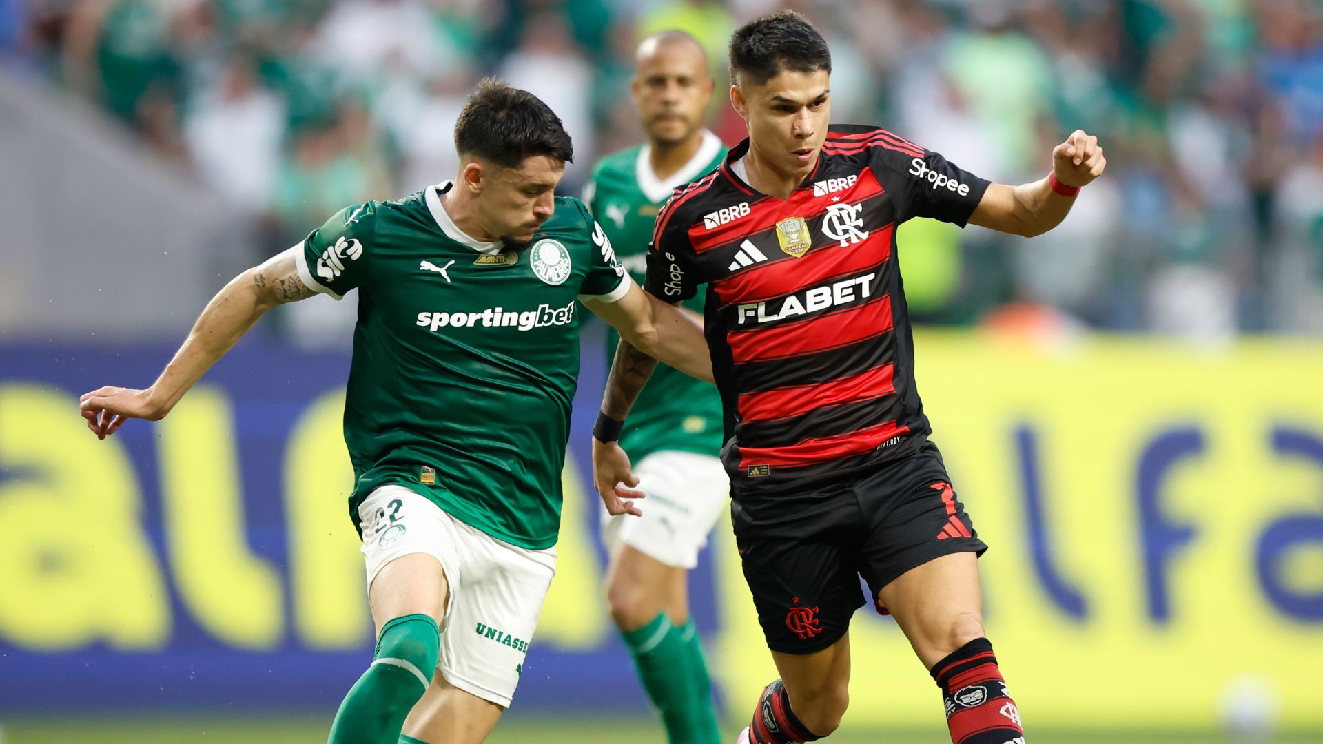 Jogadores em disputa de bola durante o jogo entre Palmeiras e Flamengo