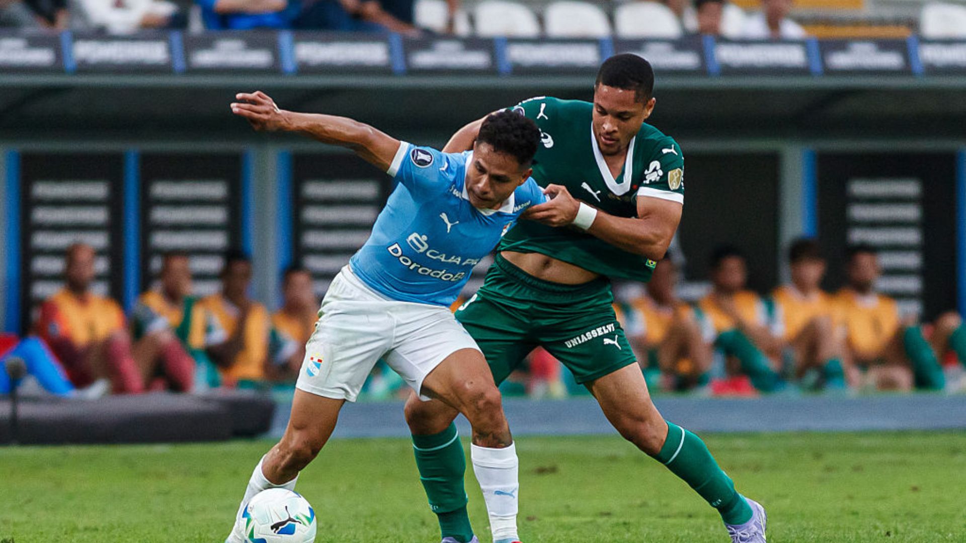 Equipes do Palmeiras e do Sporting Cristal em ação durante jogo da Libertadores