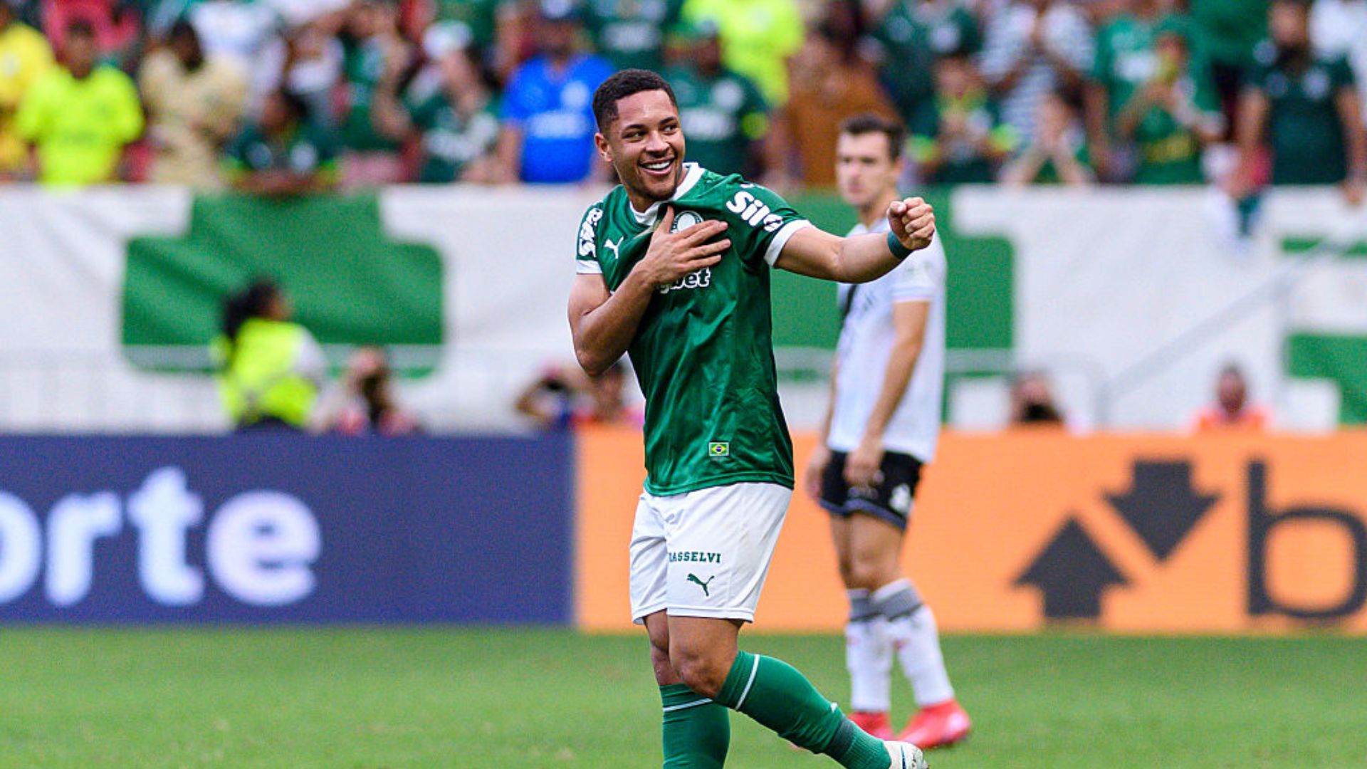 Vitor Roque celebra seu gol da vitória com os companheiros do Palmeiras