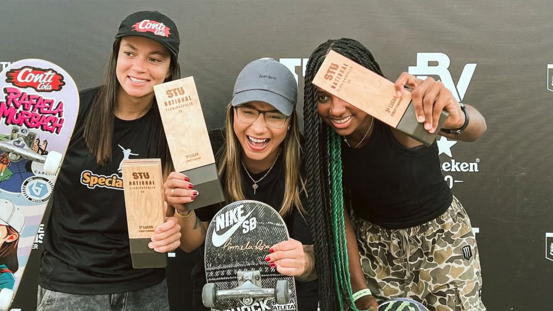Pâmela Rosa comemora vitória na competição de skate