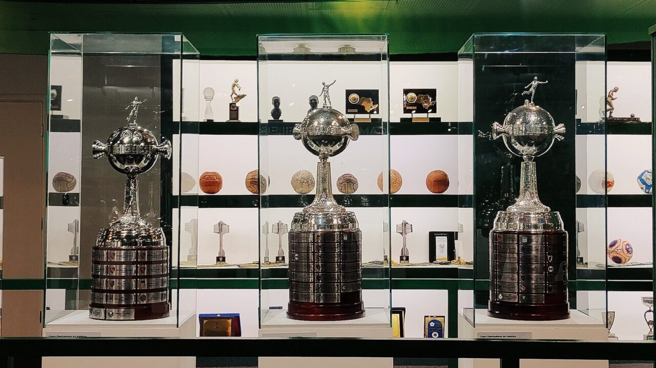 Zagueiro argentino levantando o troféu da Copa Libertadores