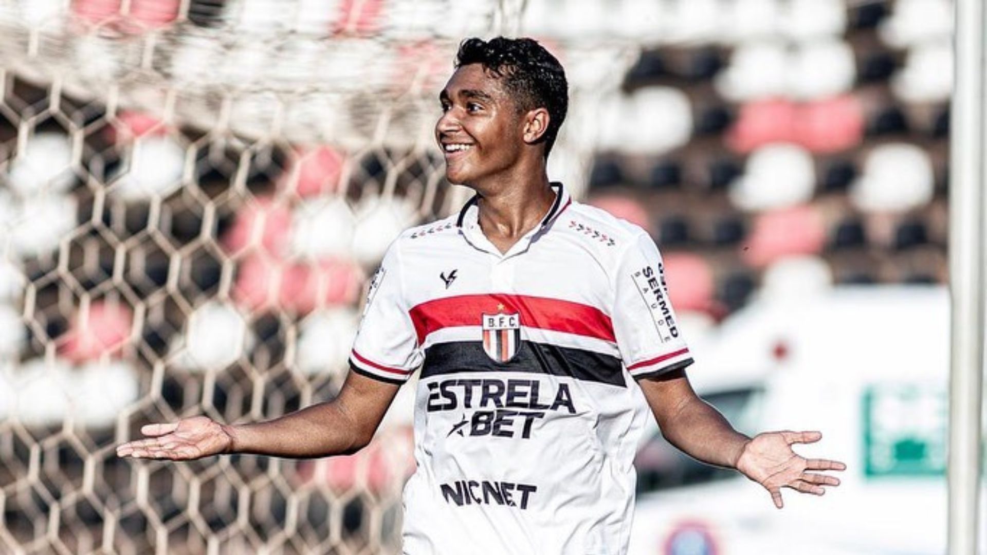Jogador mostrando determinação na recuperação após acidente 