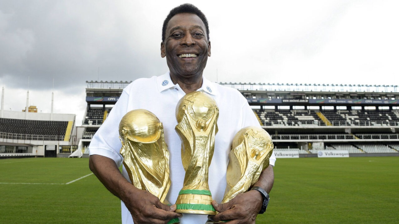 Pelé emocionado ao receber a Bola de Ouro honorária