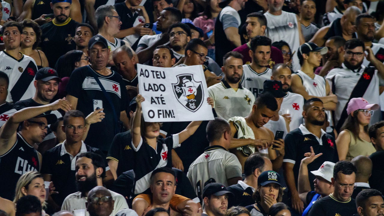 Philippe Coutinho com a camisa do Vasco