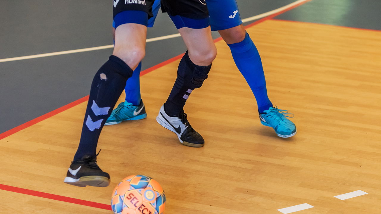 Jogadores de futsal comemorando uma vitória