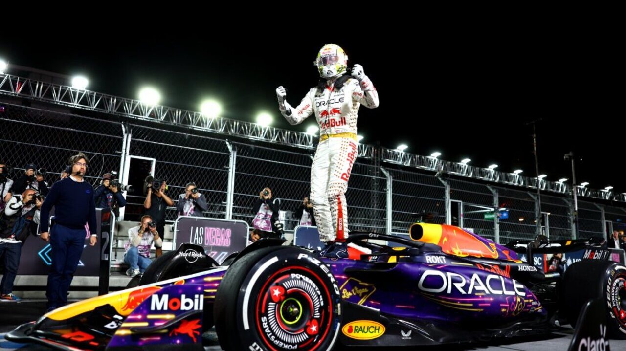 Piloto celebrando ao receber um prêmio da FIA na cerimônia de premiação