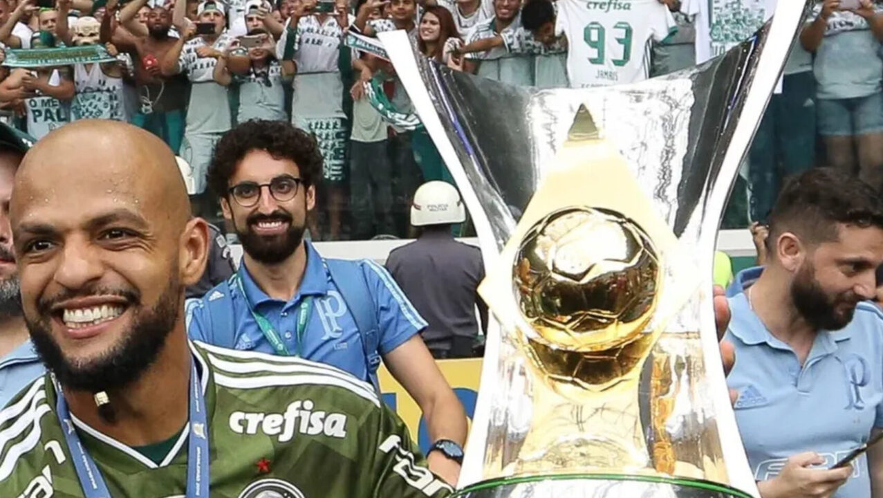 Jogador de futebol comemorando a vitória em campo