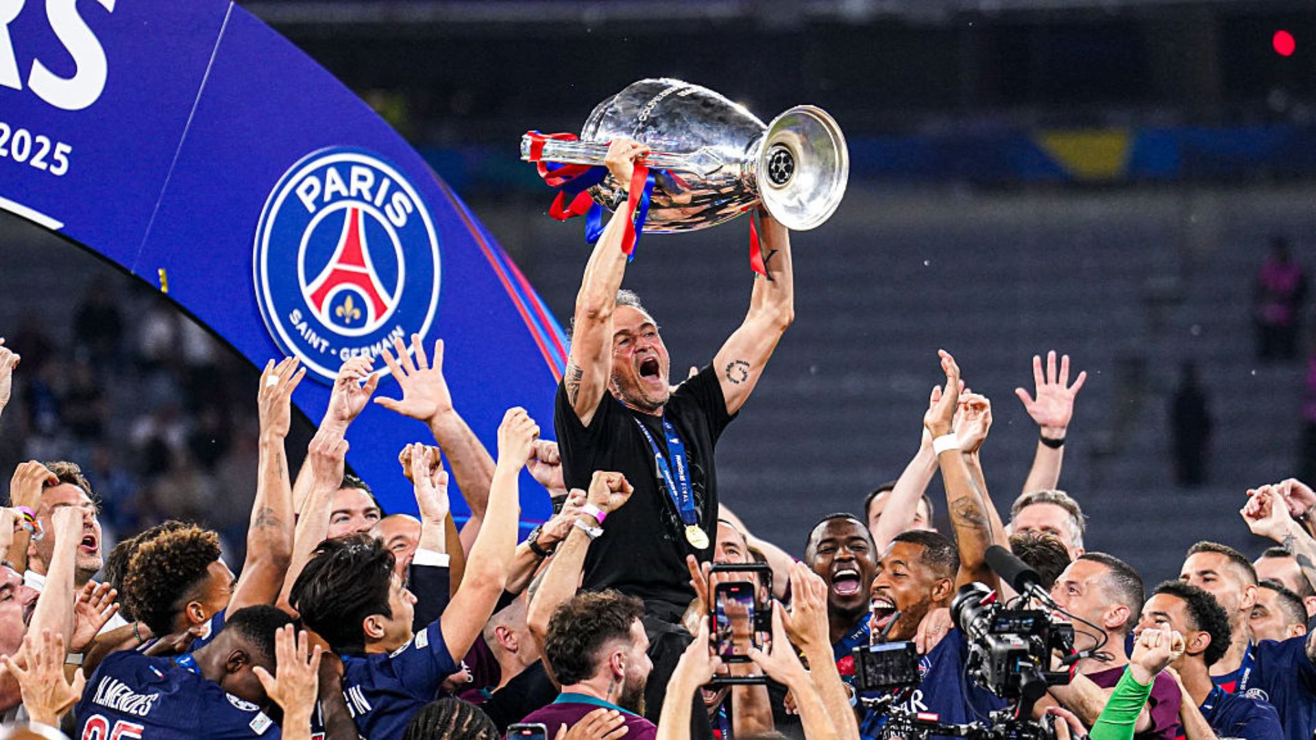Paris Saint-Germain comemorando a vitória na Champions League