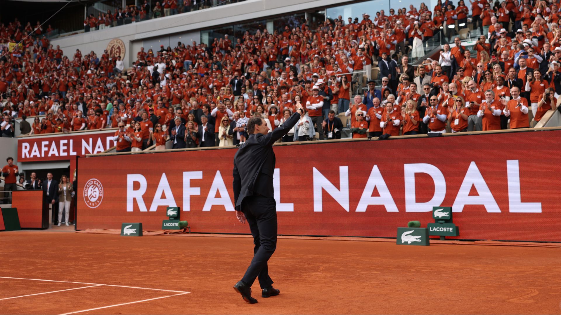 Rafael Nadal sendo ovacionado na quadra principal de Roland Garros