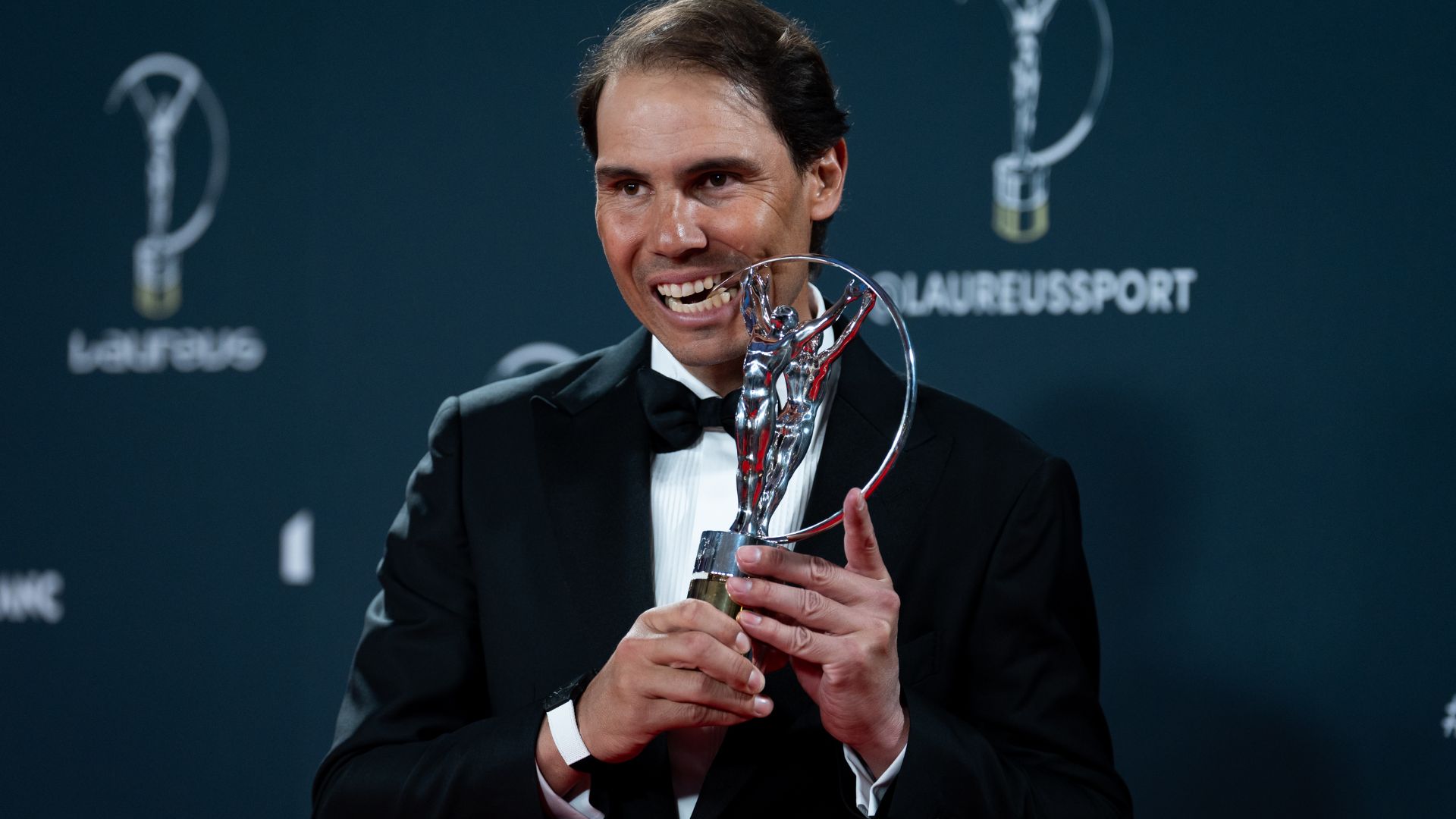 Rafael Nadal segurando o Prêmio Laureus em Madri