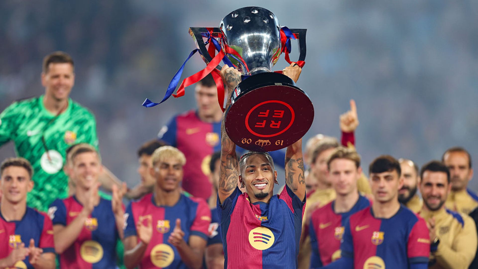 Raphinha comemorando gol pelo Barcelona
