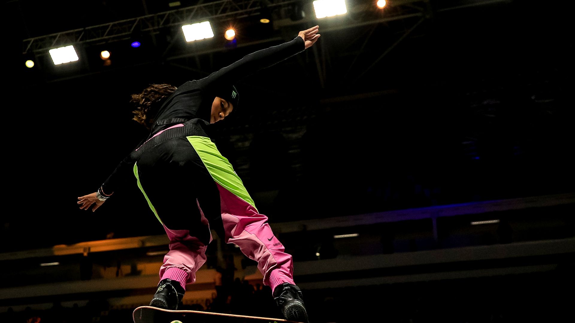 Rayssa Leal comemorando vitória em competição de skate