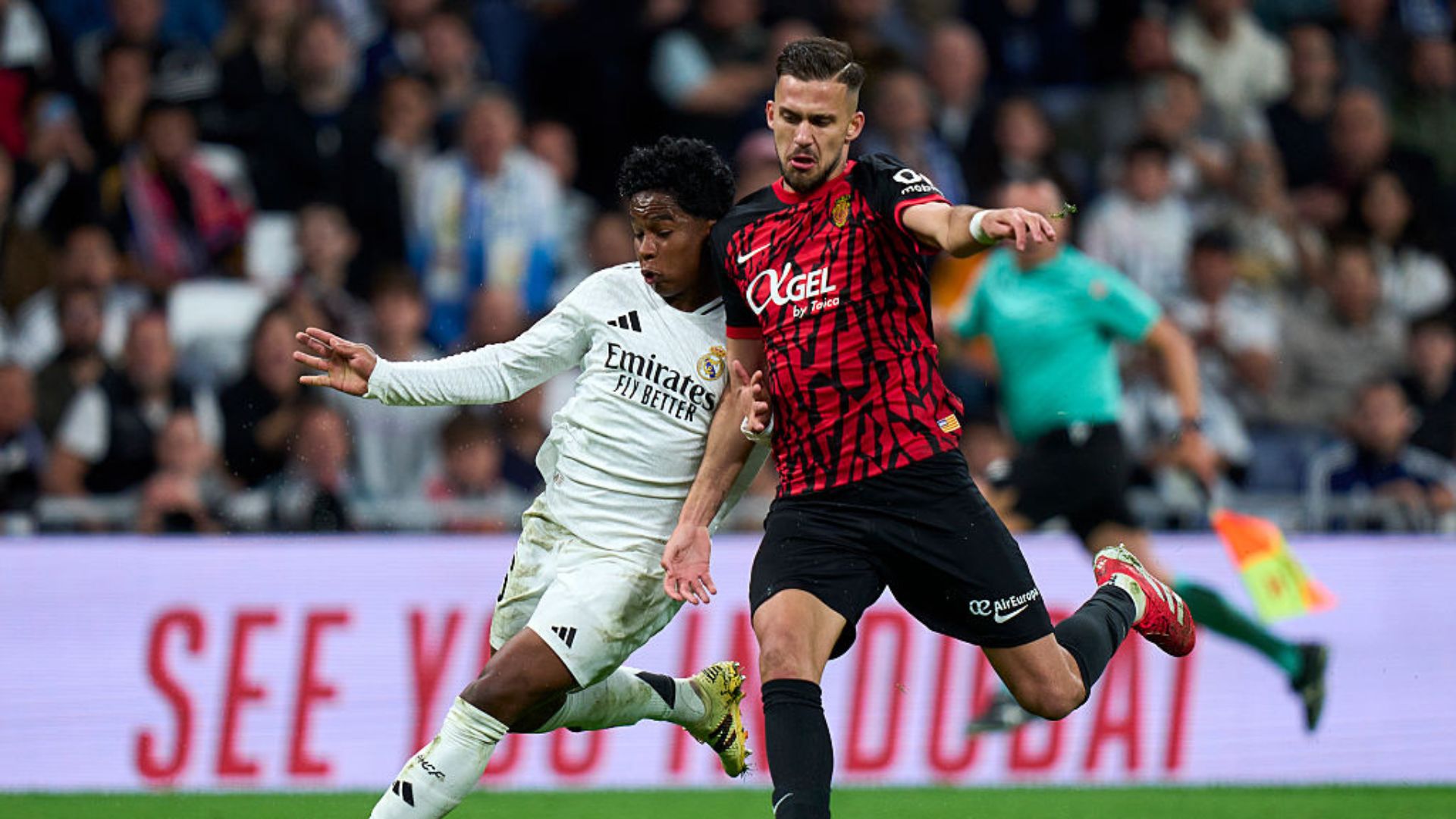 Real Madrid comemorando gol da virada sobre o Mallorca em jogo decisivo pela LALIGA