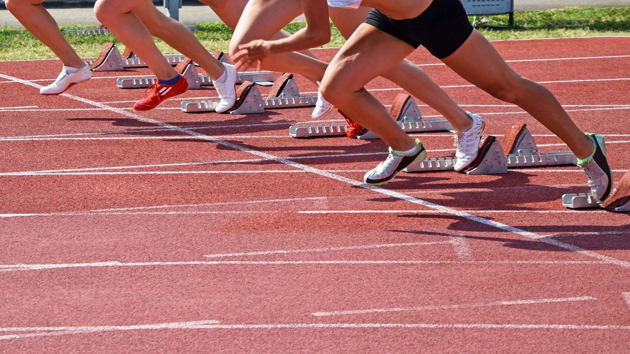 Atleta quebrando recorde mundial em competição