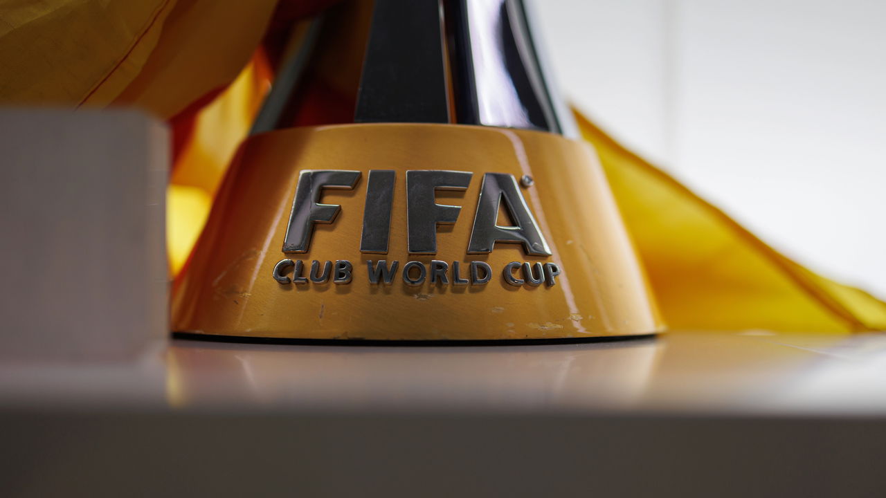 Jogador levantando o troféu do Fifa The Best
