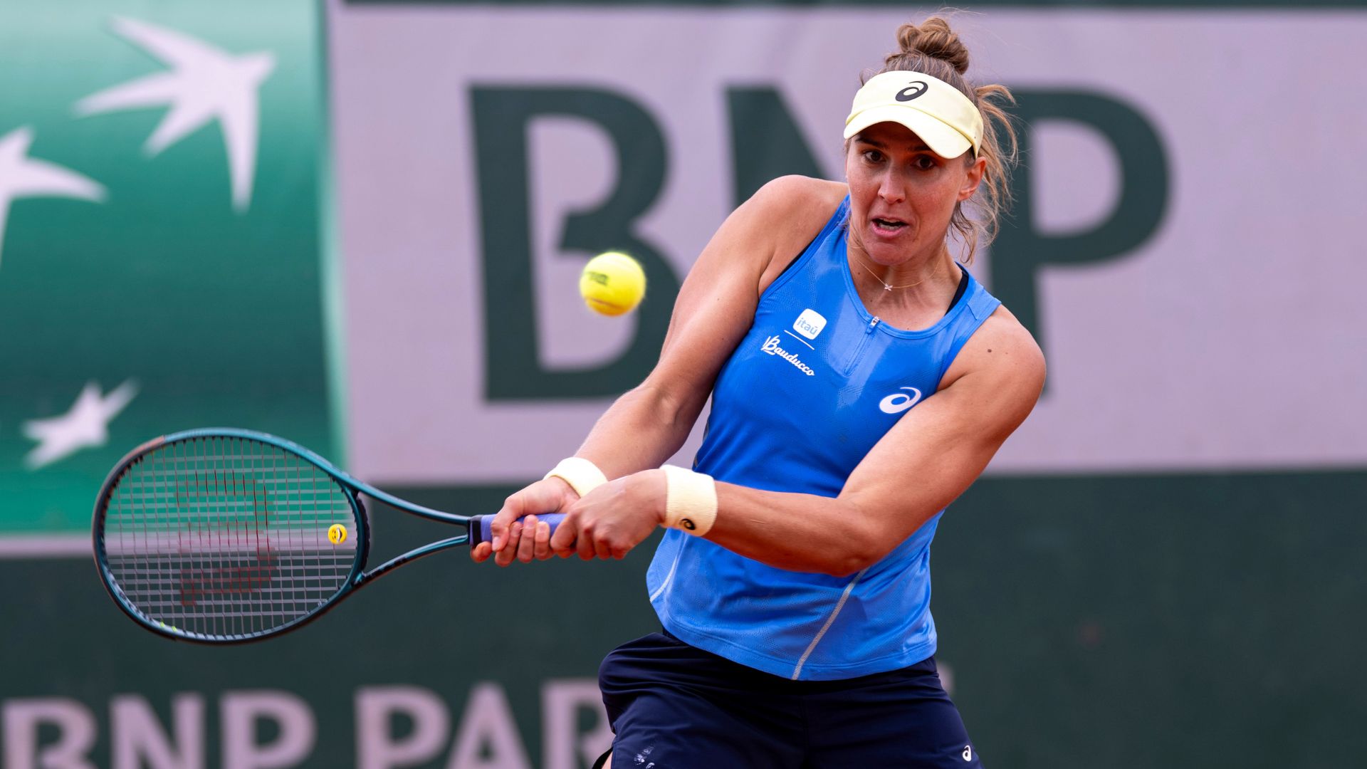 Partida emocionante de tênis em Roland Garros