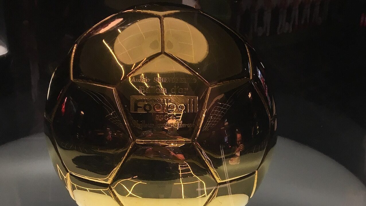 Ronaldo Nazário levantando a Bola de Ouro