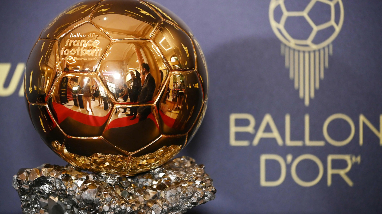 Ronaldo Nazário com o troféu da Bola de Ouro