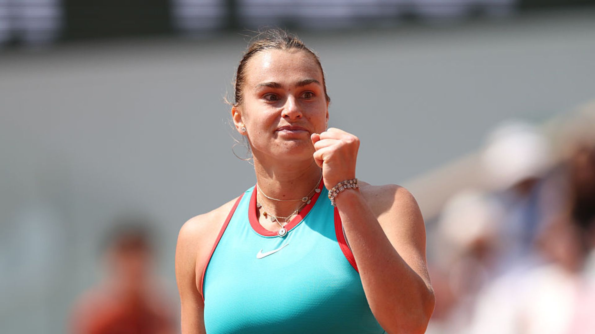 Aryna Sabalenka comemora vitória nas quartas de final de Roland Garros