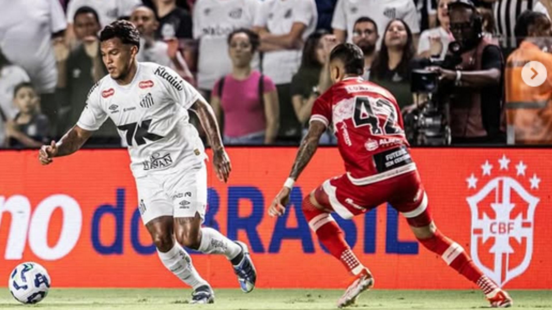 Jogadores durante a partida entre Santos e CRB