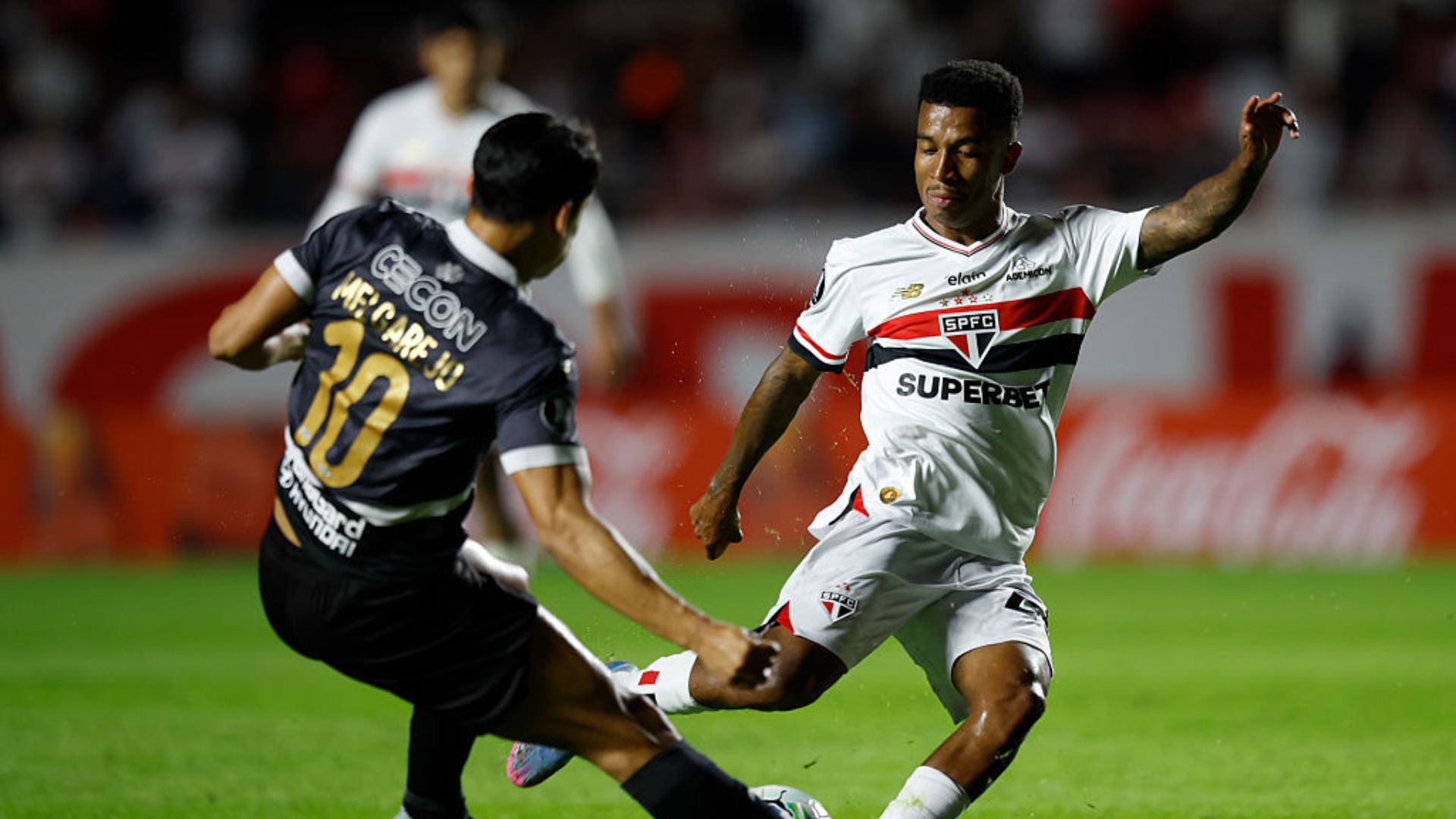 Jogadores em campo durante partida entre São Paulo e Libertad