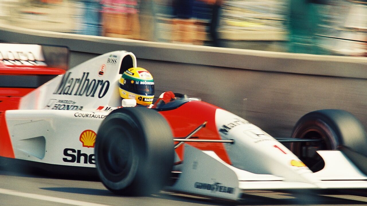 news.img_alt Ayrton Senna e Roland Ratzenberger: ícones da Fórmula 1 e o impacto da tragédia em Ímola