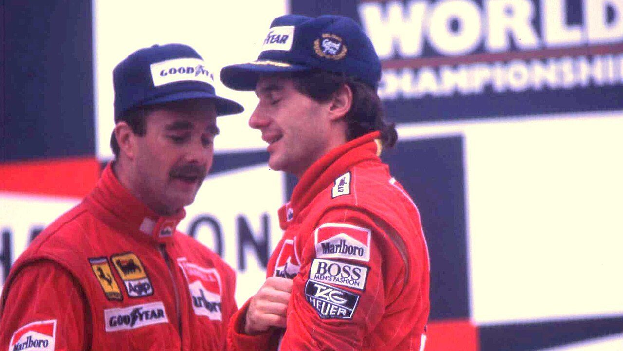 Senna e Mansell em intensa disputa durante corrida de Fórmula 1