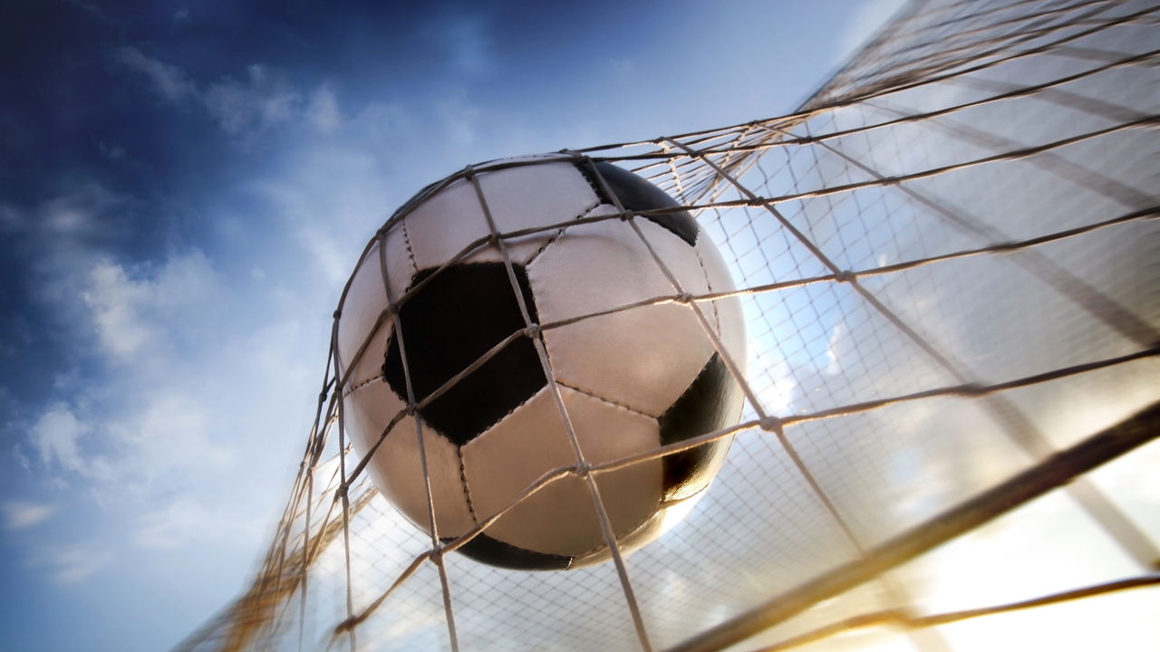 Cena emocionante no vestiário de um time de futebol após uma derrota crucial