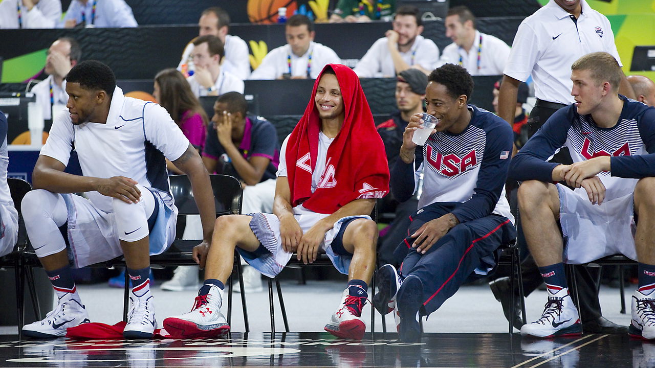 Stephen Curry convertendo uma cesta de três pontos histórica