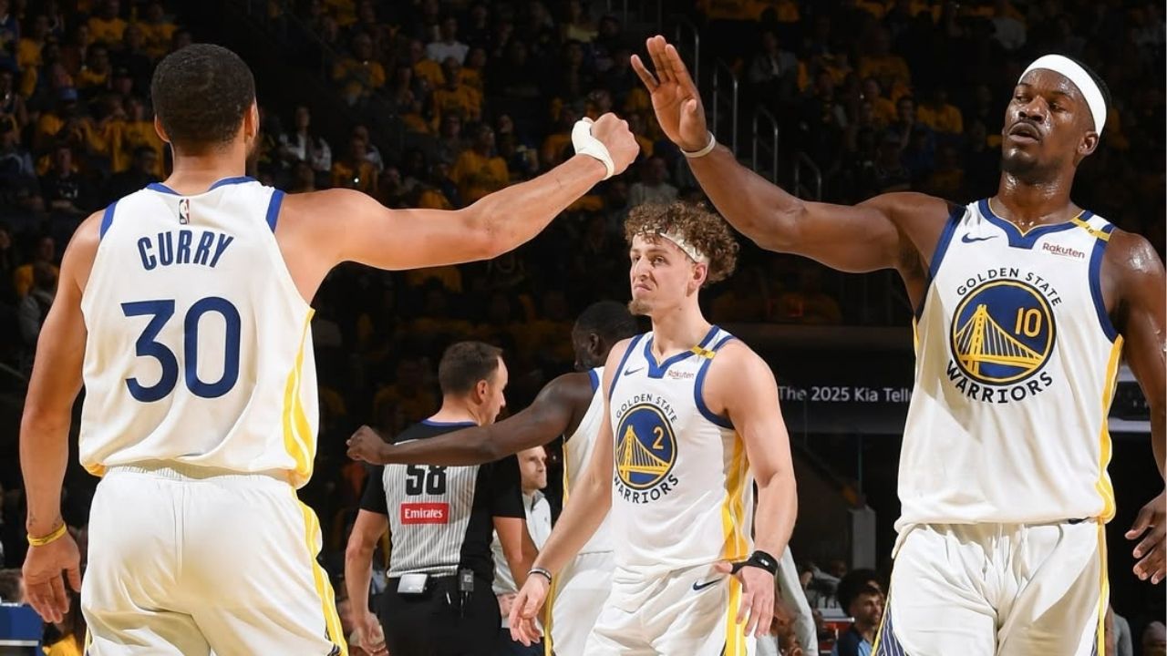 Stephen Curry segurando a bola durante um jogo dos playoffs da NBA