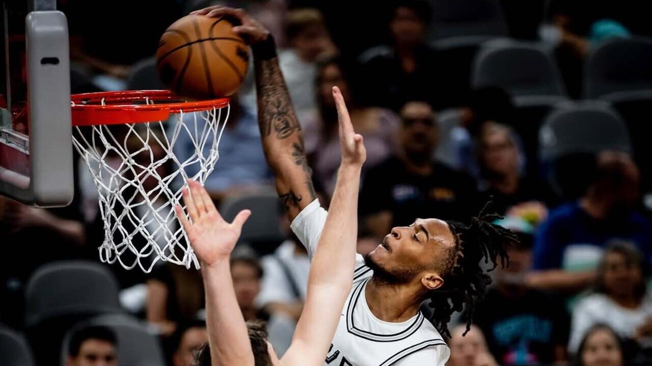 Stephon Castle driblando durante uma partida da NBA