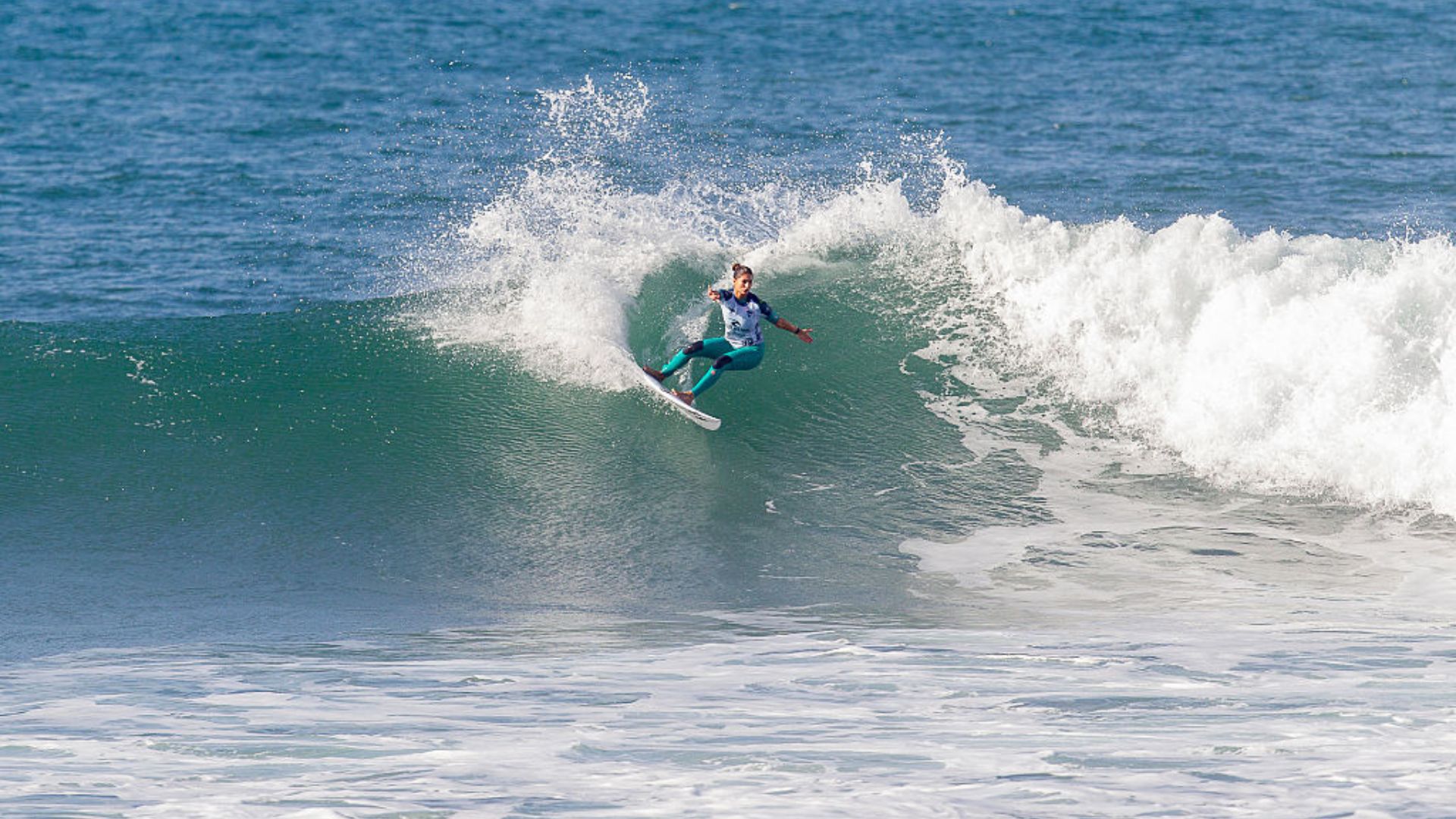 Luana Silva e Edgard Groggia competindo nas ondas de Gold Coast do Challenger Series da WSL