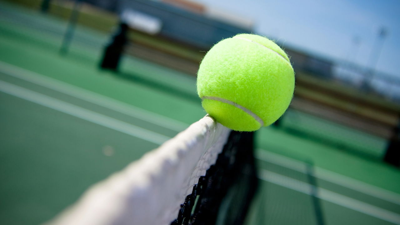 Jogador de tênis enfrentando um 'break point' decisivo