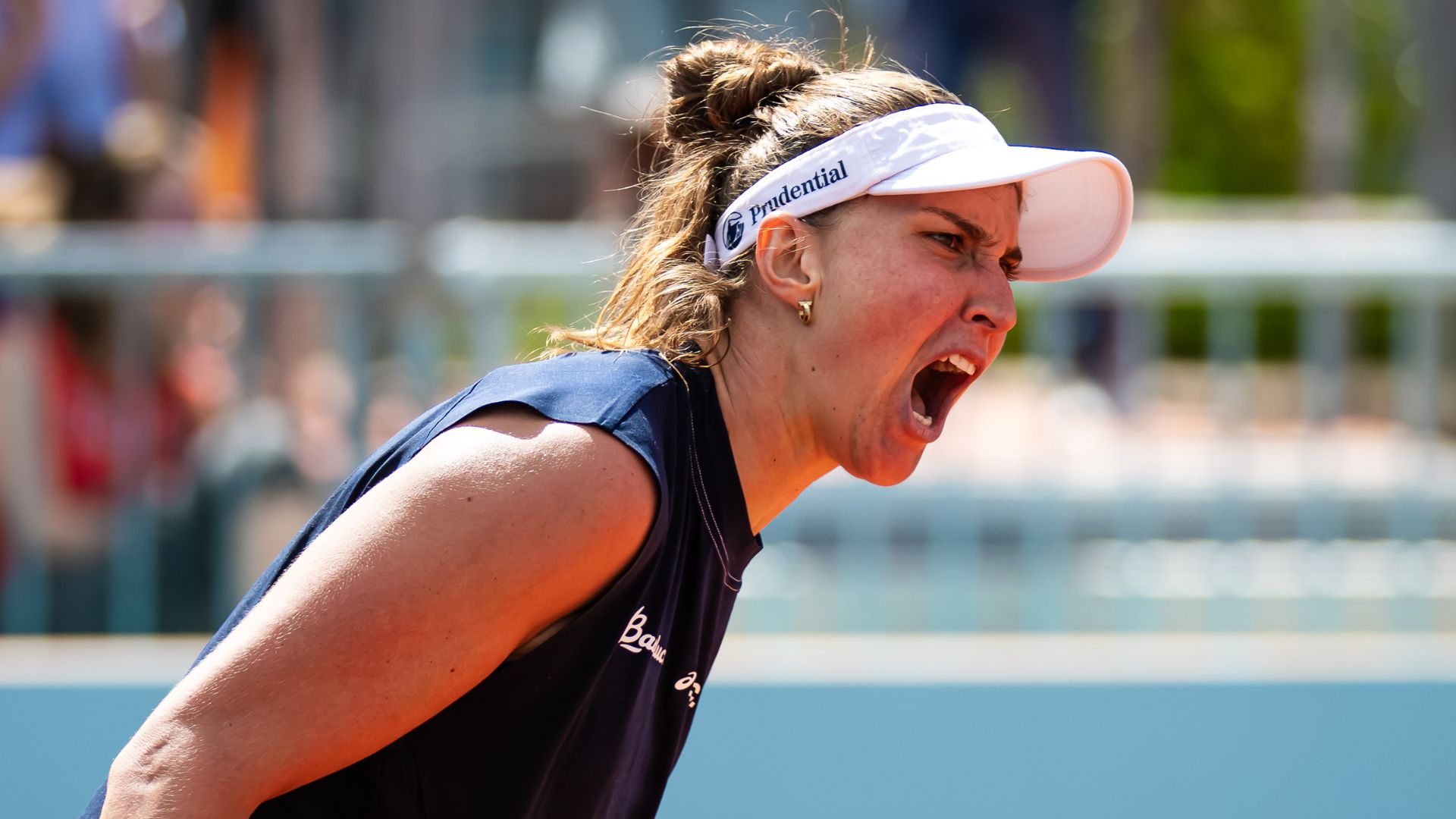 Tenista brasileira e tenista húngaro em ação no WTA e ATP de Roma