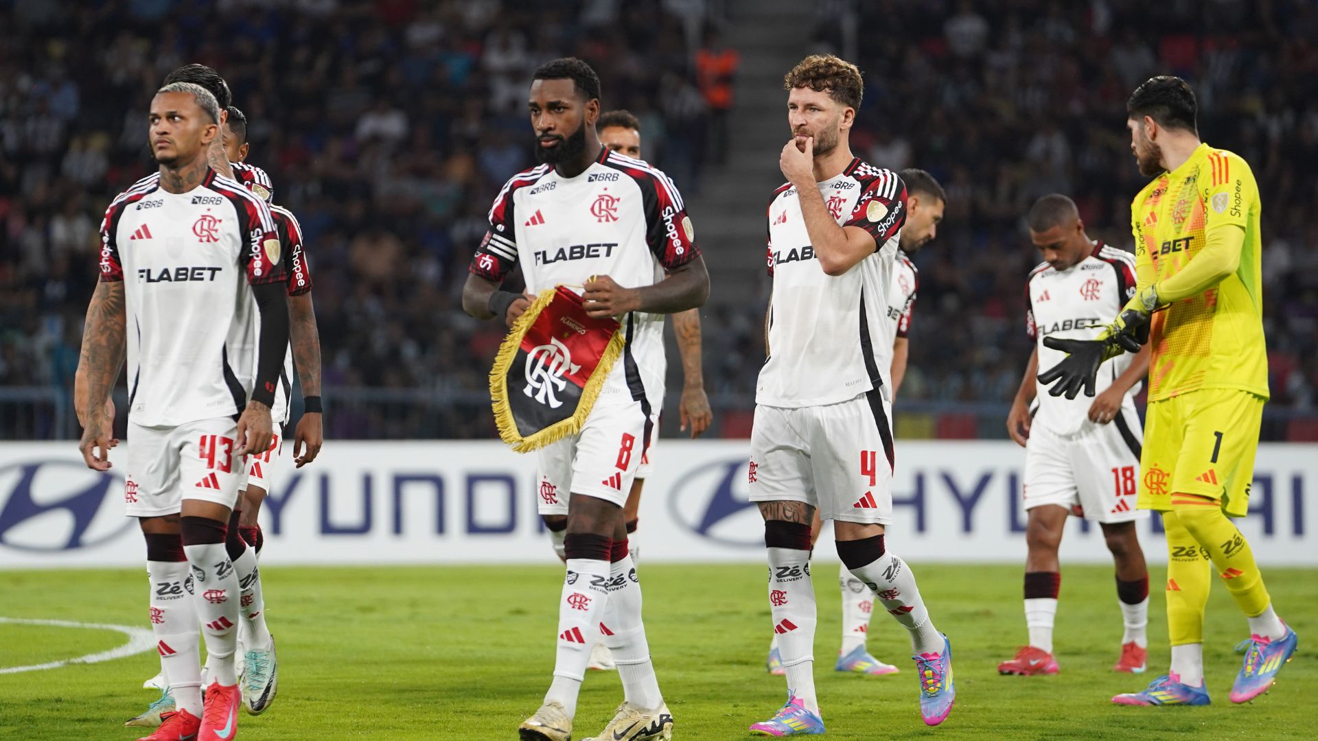 Veículo blindado do Flamengo atingido por tiros após tentativa de assalto