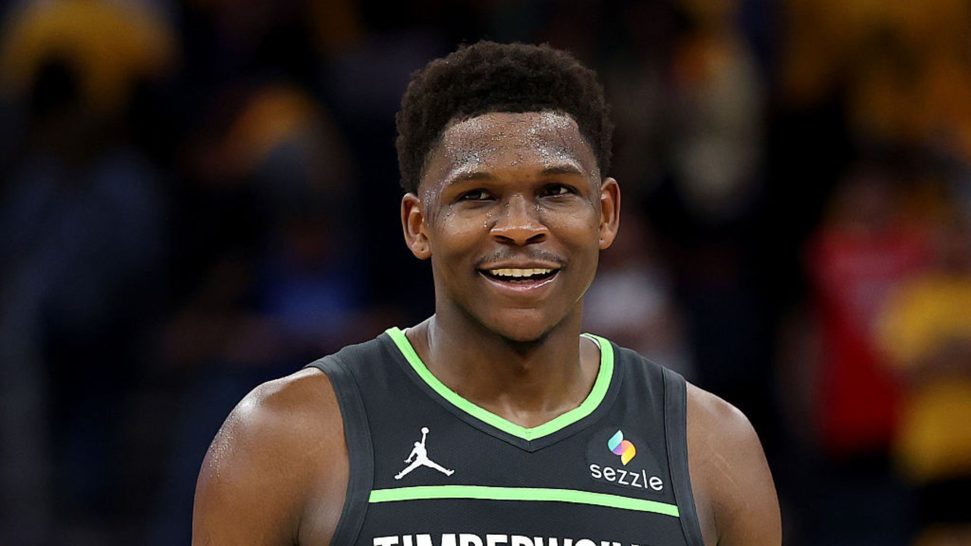 Julius Randle e Anthony Edwards comemorando a vitória do Minnesota Timberwolves sobre o Golden State Warriors na NBA