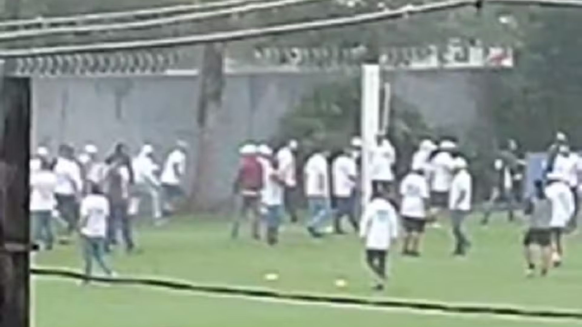 Torcedores protestam no CT do Santos após derrota para o Red Bull Bragantino