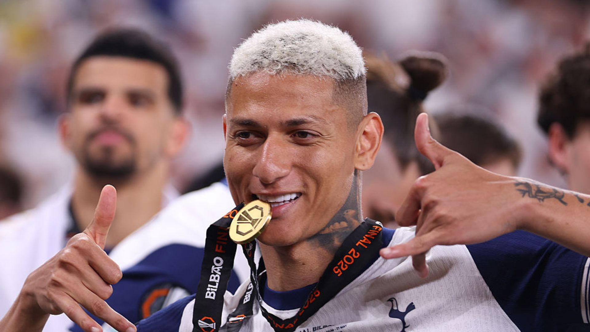 Richarlison levanta troféu após vitória do Tottenham sobre o Manchester United na final da Europa League