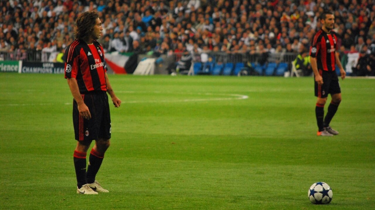 Jogadores de futebol em campo durante uma partida