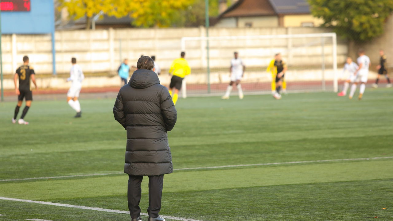 Treinador de futebol motivando sua equipe