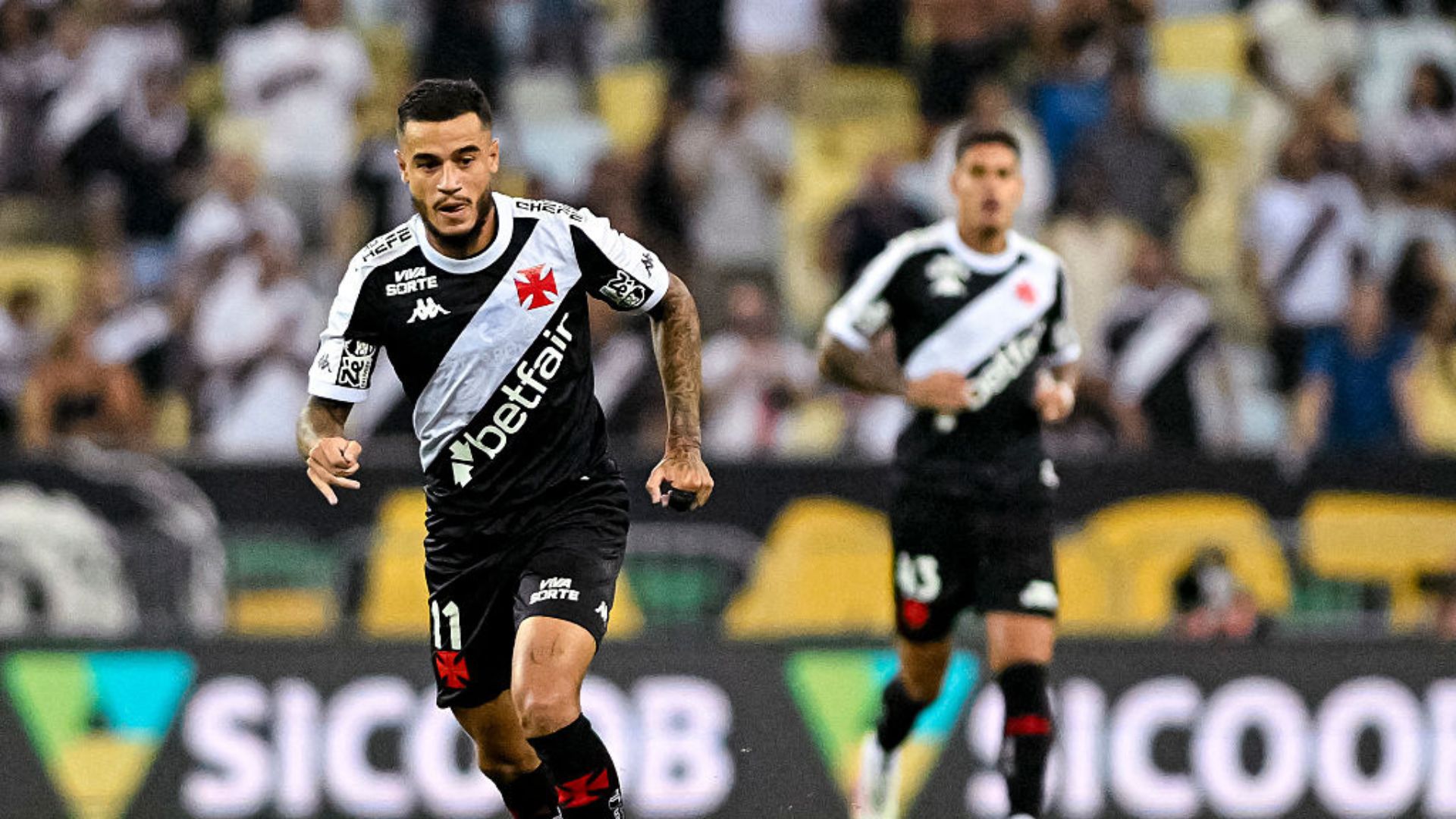 Jogadores em ação durante a partida entre Vasco da Gama e Lanús