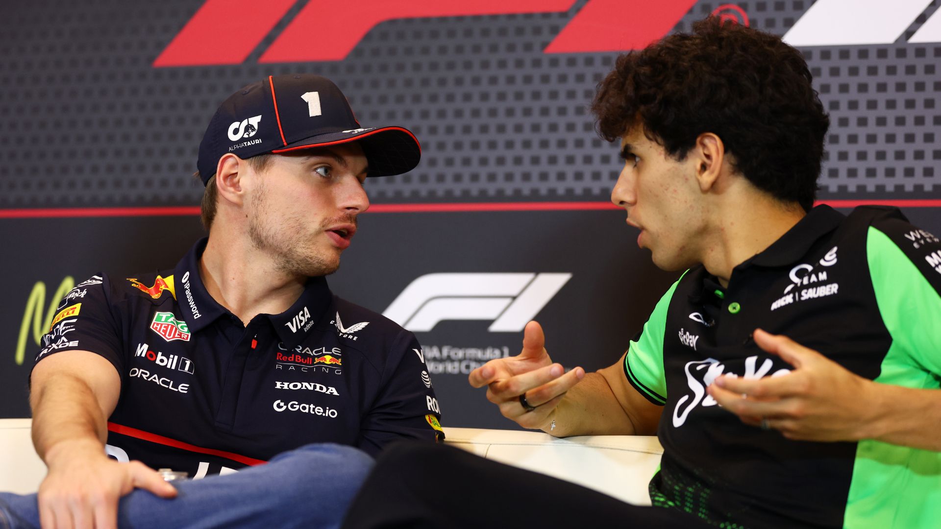 Verstappen e Bortoleto se divertindo juntos na pista