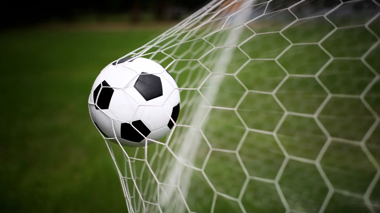 Equipe de futebol comemorando uma vitória inesperada sem chutar a gol